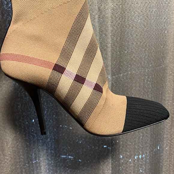 Authentic Burberry Boots size 38 equivalent to an women 8 - Picture 5 of 5